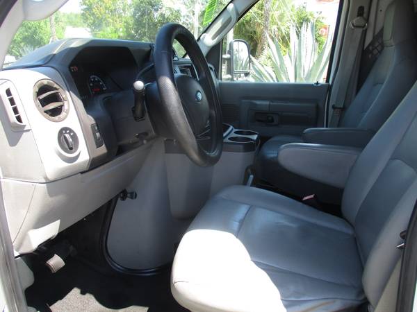 * Furgoneta Ford E150 Cargo 2012 * Un solo dueño * 70,000 millas * - $9,900 (Palm Harbor)63443790001283123