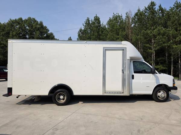 2022 Chevrolet Express 3500 17ft - Photo 6