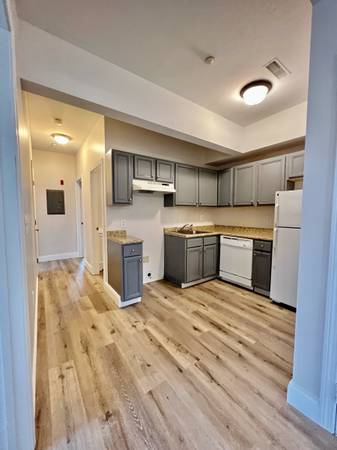 $2,325 / 3br - 1250ft2 - Apartamento de 3 habitaciones recién renovado con estacionamiento fuera de la calle, recién pintado cerca de Umass Lowell So (Lowell)64034777501315120