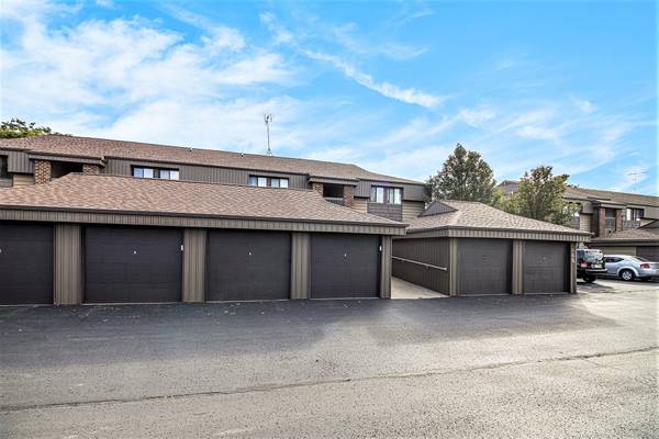 $185,000 / 2br - 989ft2 - 2-Bed Condo on Arbor Lake — In-Unit Laundry + Attached Garage (Wyoming)64308912076162122