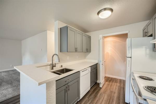 $1,900 / 2br - 942ft2 - Renovated 2 Bedroom 2 Bath Available Now!! 1 Month FREE Rent! (Olympia)63874306751491123