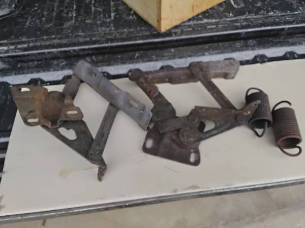 Pair of 67-70 hood hinges mustang 1