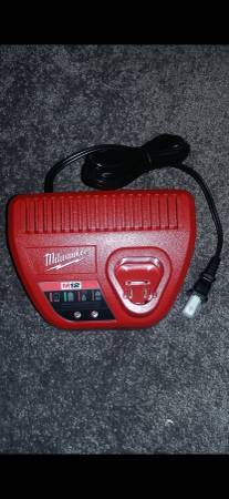 Milwaukee M12 Charger 1