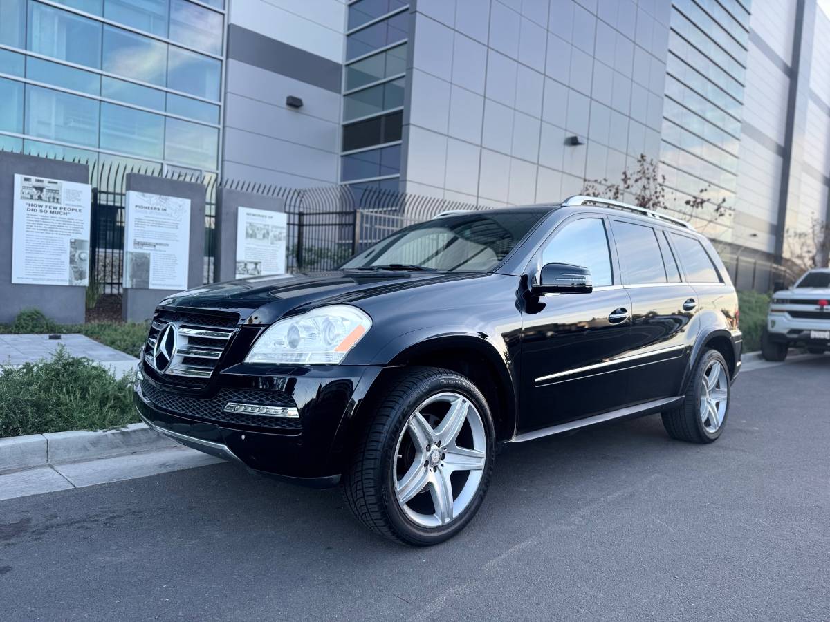 2011 Mercedes GL550 4MATIC very clean!!!
