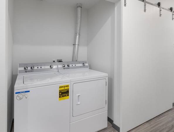 $700 / 1br - 8 SEMANAS LIBRES- ¡LLAMA! + Espacio de vida en comunidad con 1 dormitorio, patios amueblados (Barrio Rose City Park)63914854407426124