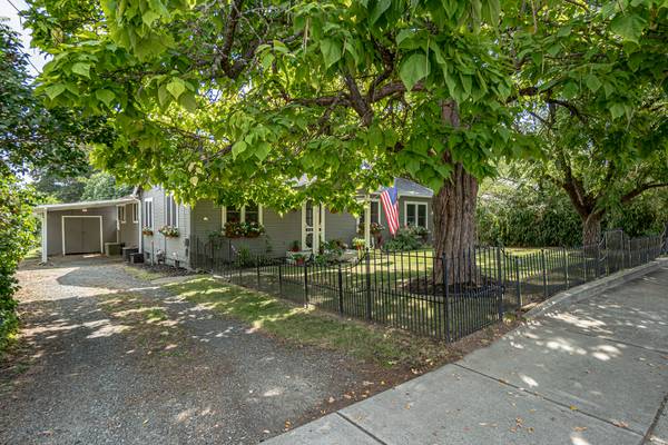 $375,000 / 3br - 1709ft2 - UpDated 3 Bed 2 Bath House HUGE Yard for ADU, Duplex, In Law Potential (Grants Pass)64318773295361121