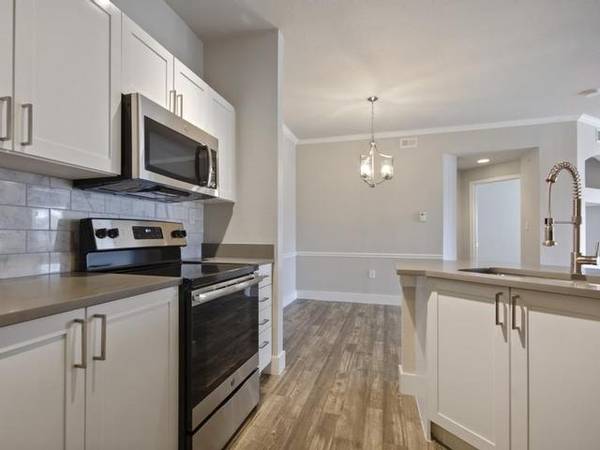 Flat White Cabinets, Undermount Sinks, Great Fitness Center 1