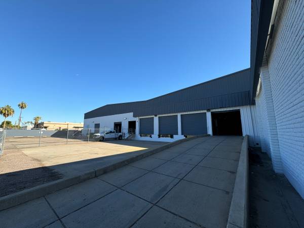 $1,595 / 1100ft2 - SMALL INTERIOR INDUSTRIAL WORKSHOP W/ DOCK ACCESS (28TH AVENUE & INDIAN SCHOOL)64024824636547123