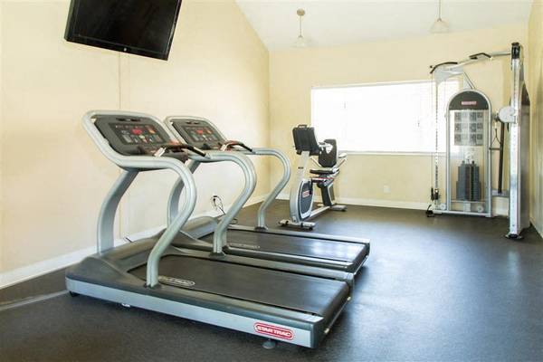 $2,830 / 2br - 885ft2 - Gas stove/oven, Hardwood-inspired vinyl plank flooring in select rooms (Ventura)63668271190401124