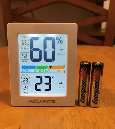 Acu-Rite Humidity (Moisture) & Temperature Gauge + 2 FREE batteries BN 1