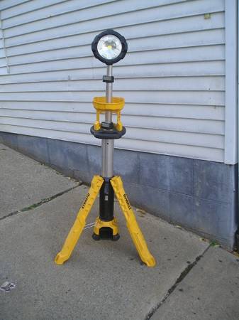 Dewalt DCL079B Tripod Light 1