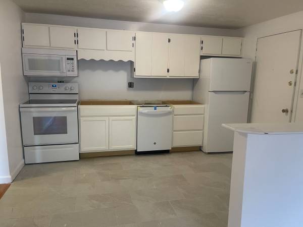 $1,800 / 1br - 900ft2 - Woburn 1 Bedroom - Great Location, No Fee, Avail. October! (Woburn, MA)63856337020547120