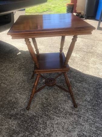 BEAUTIFUL Vintage 2 Tier Side Table, Excellent Condition, 20”x20”x29” 1