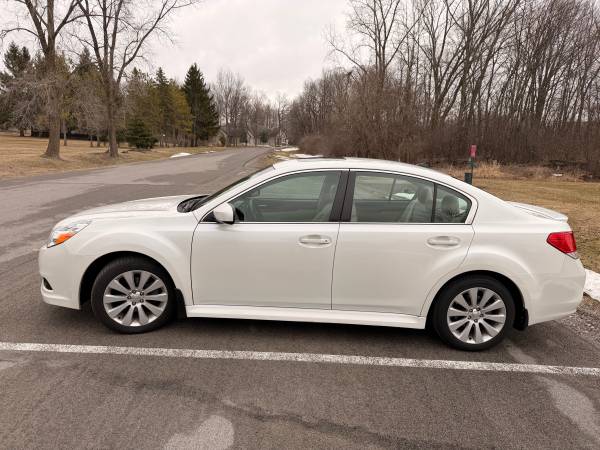 2011 Subaru legacy limited awd 1