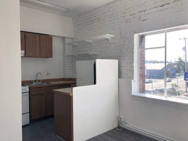 $1,475 / 350ft2 - unique studio on Ballard Ave Lots of natural light! (Ballard)63874305806595122