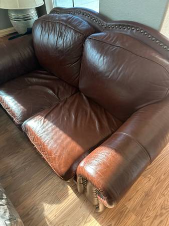 Bonito sofá de cuero y sillón individual - $1 (Merced)63470291443203123