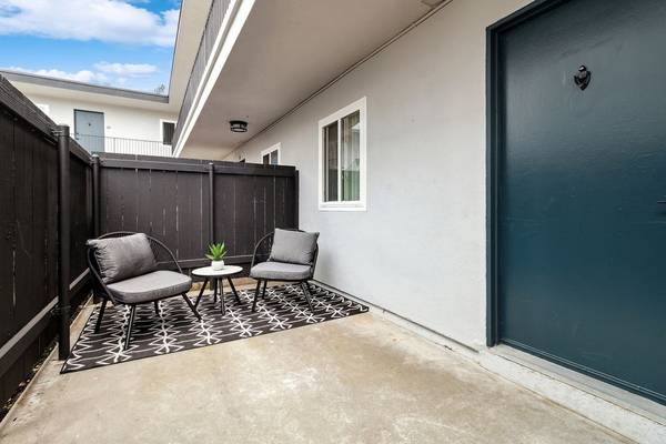 $2,940 / 2br - 950ft2 - 2-Toned Upgraded Cabinetry, Walk-in Closets, Swimming Pools (Serra Mesa)63865931015041122