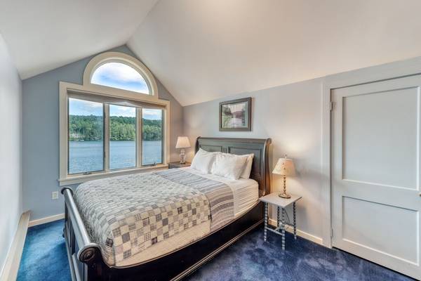 $1 / 3 habitaciones - Acogedora casa junto al agua con terraza, vistas al lago y bañera de hidromasaje privada (9 N Shore Dr, Ludlow, VT)63313379452675121