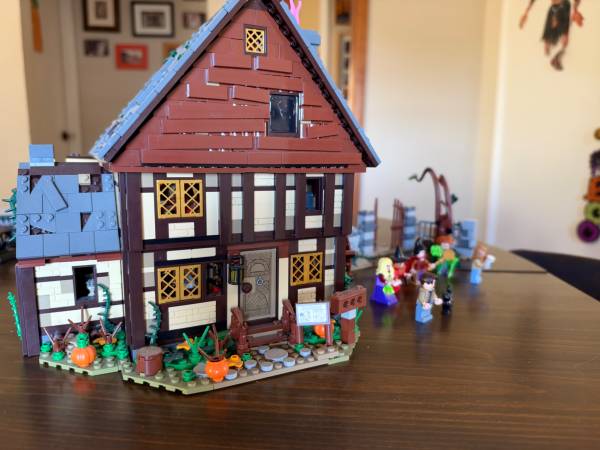 Hocus Pocus Lego Set - Assembled 1