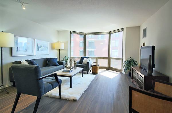 $2,304 / 1br - Gold Coast 1 Bedroom With Bay Windows, Pool, Gym, Prime Location (Gold Coast)63781441650049121