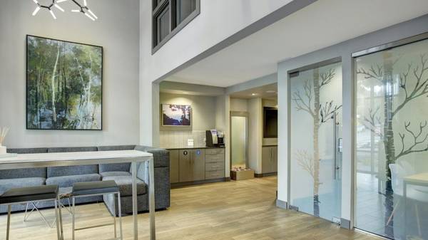 $2,746 / 1hab - 665 pies² - ¡Vive a lo grande, sueña más grande: Disponible amplio de 1 hab, 1 baño! (Seattle - A 6 minutos en auto de Green Lake)63688514470785124
