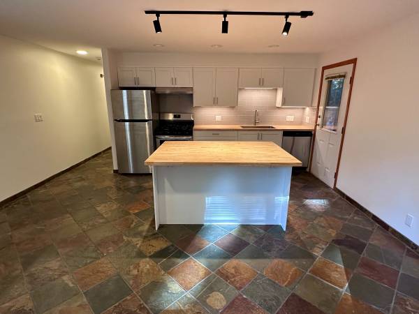 Emerald Estates Newly Renovated 1 bedroom + office 4