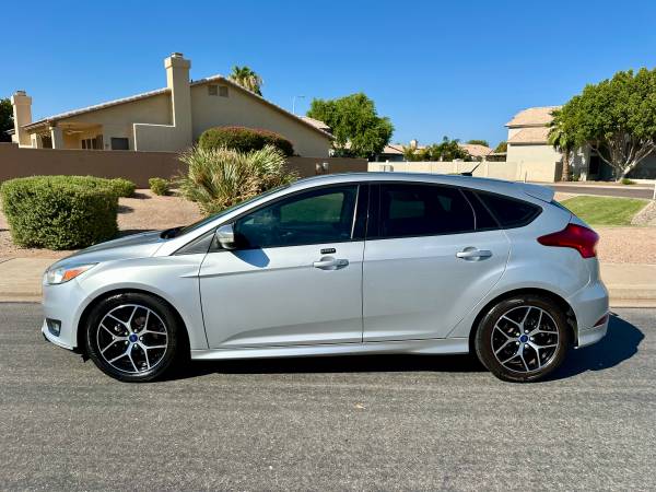 2016 Ford Focus SE*Deportivo*Cargado* Cámara de retroceso*Aire acondicionado frío*Neumáticos nuevos* - $5,000 (Chandler)63616973524481121