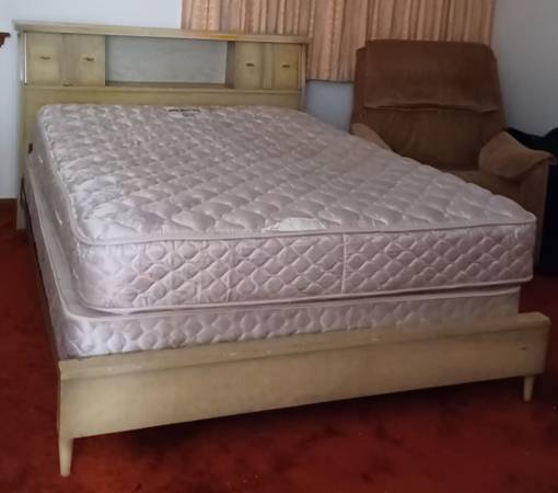 Vintage Bassett Solid Wood Queen Bedroom Set - MCM Style (Must Haul) 1