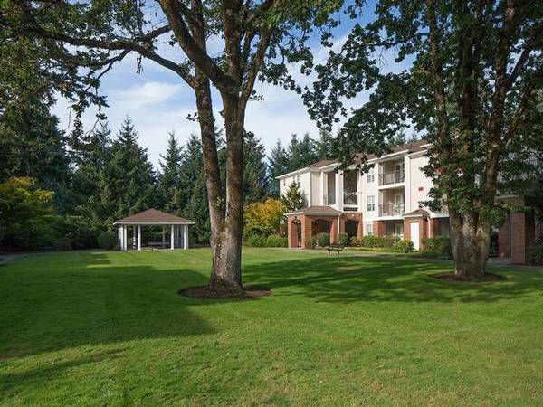$1,957 / 2br - 974ft2 - Asar en la parrilla, Área de fogata junto a la piscina (8900 SW Sweek Drive)63831326281859123