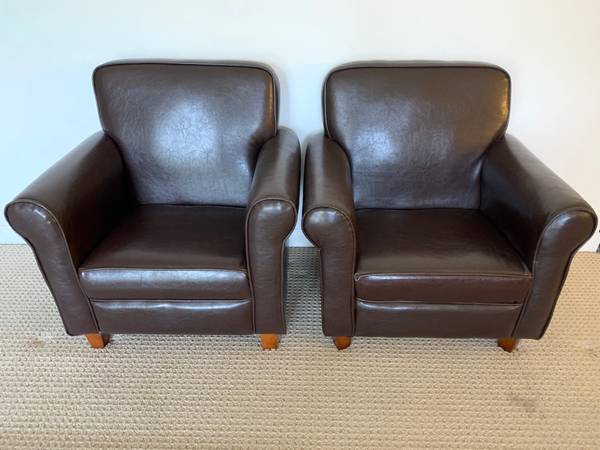 A pair of leather mini sofas 1