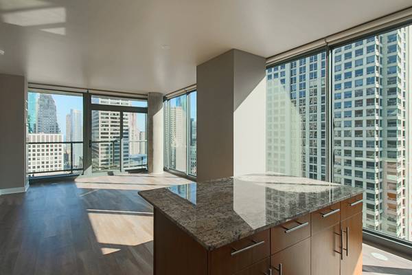 $2,590 / 1br - 882ft2 - Beautiful 1bed washer/dryer in unit, hw floors, balcony, & pool (River North)63898984595842120