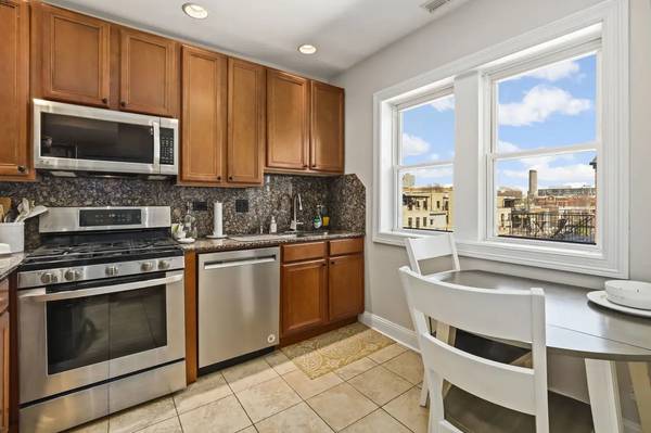 $2,290 / 2br - 1100ft2 - 2br - 2 ba | Bright and sunny top floor Southport Corridor63959878311043121