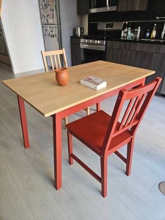 Elegant light brown table with a red-stained finish, with two chairs 1