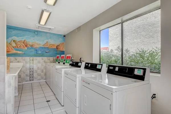 $810 / 230ft2 - 24-Hour Availability, Tub/Shower, Refrigerator (4505 Paradise Road, Las Vegas, NV)63859612588929121
