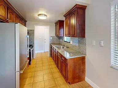 $1,300 / 1br - 680ft2 - Private Upper-Level 1-Bedroom with Modern Finishes (alameda)63813715894017120