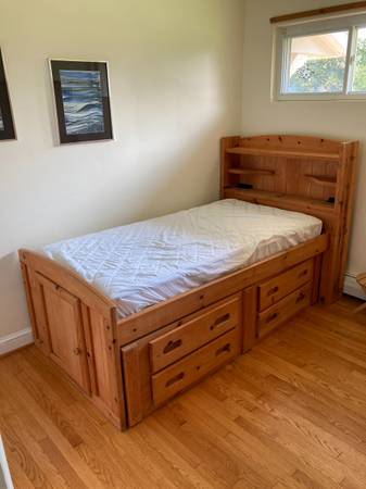 Singe bed with storage drawers beneath 1