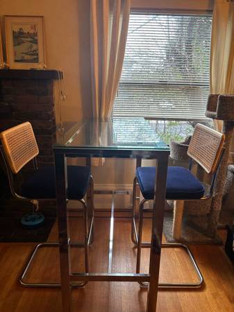 Sleek and modern high top table and chairs 1