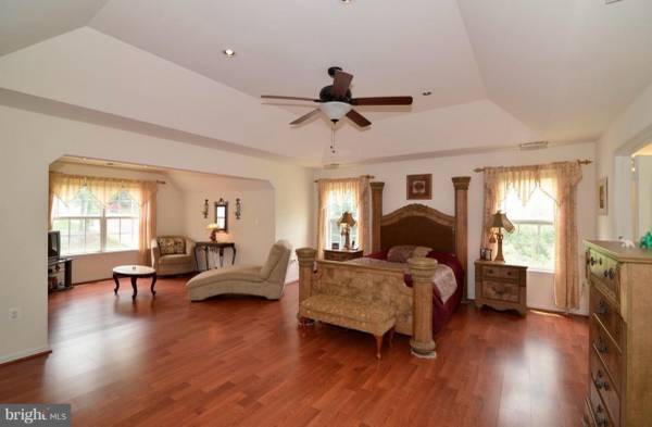 $1,500 habitación XL con baño XL mes a mes (Falls Church)63843416081923120