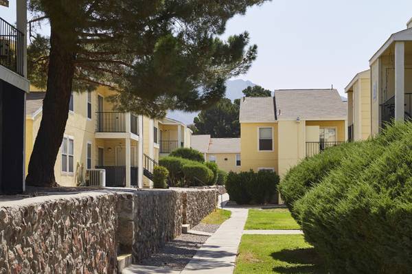 $1,032 / 2br - 893ft2 - Spacious 2-Bedroom Apartment with Modern Comforts (West)63971414726275121