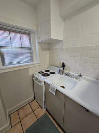 $1,275 / 420ft2 - Belltown corner unit!  Fresh paint and new blinds! Charm galore! (Belltown)63934419463682124