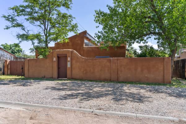 $825,000 / 4br - 2000ft2 - House plus adobe casita $825,000. (New lower price) (Santa fe)63659763682819120