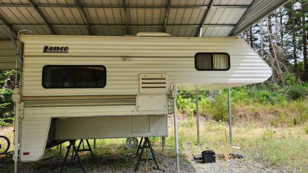 2004 Lance Camper de 9'6". Excelente estado - $12,000 (Morton, WA)63471257548801122