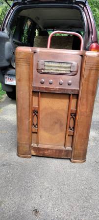 Dos radios antiguos completos en sus gabinetes - $250 (Haverhill, Mass)63435665672449121