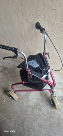 3 wheel rolling  walker 1