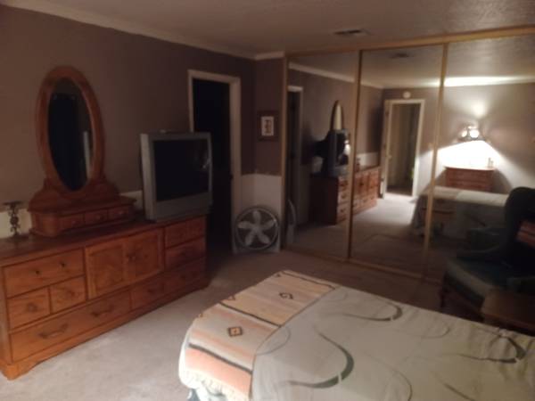 $650 / 1br - Large bedroom with private bathroom (Tucson)63675116403457122