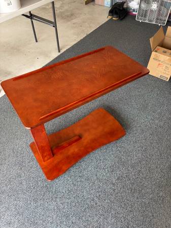 Mesa "C" ajustable con ruedas y bloqueo - $75 (Wenatchee)63441524399619120