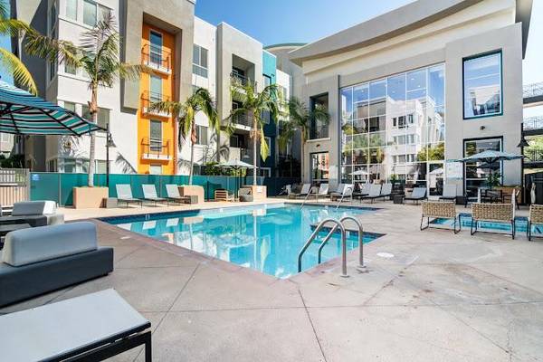 $2,714 / 2br - 996ft2 - Oval Roman tub in Primary Bath, Breakfast bar or kitchen island (La Mesa)63663768848641120