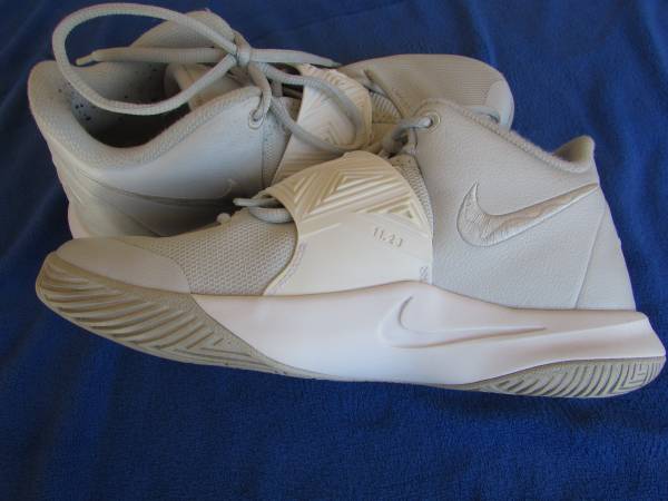 Nike Kyrie Flytrap 3 'White Gold' Youth Size 7 1