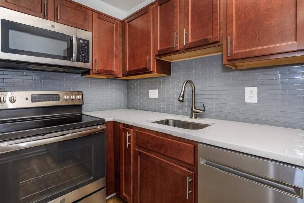 $1,672 / 1br - 620ft2 - Extended Kitchen, Cable + Internet Ready, Ceiling Fans (250 S Whiting St, Alexandria, VA)63779373786113121
