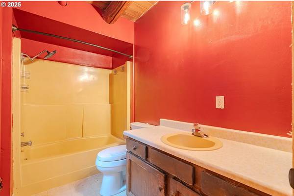 $549,900 / 2br - 1800ft2 - Washougal View Sanctuary | Sweeping Views, Elegant Kitchen, Private Pa (Washougal)63999453749891123